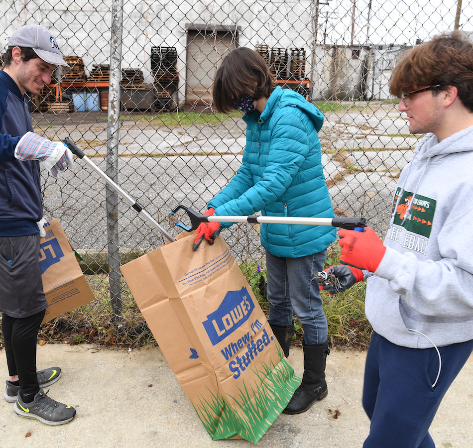 Volunteers beautify neighborhood